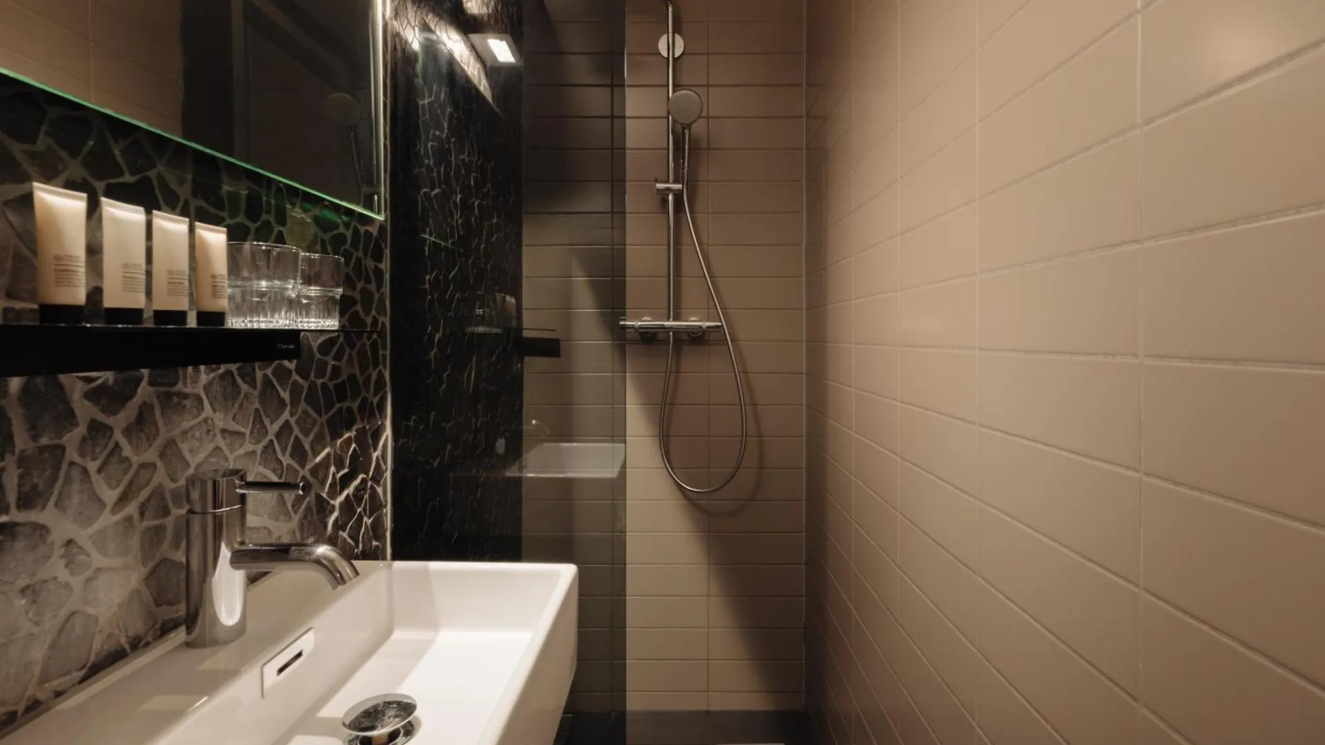 Hotel V Frederiksplein Амстердам 3*,  Нидерланды
